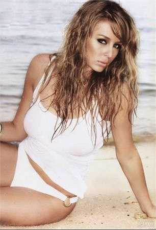 Người mẫu bán nude Keeley Hazell từng hẹn hò với cựu ngôi sao của Chelsea, Joe Cole.