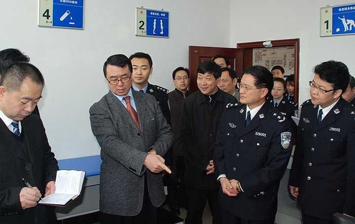 Vương Lập Quân tới thăm đồn cảnh sát địa phương hôm 5/2/2010