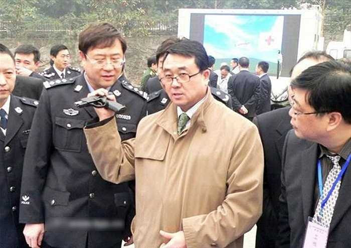 Vương Lập Quân làm mẫu động tác lên đạn súng ngắn bằng một tay