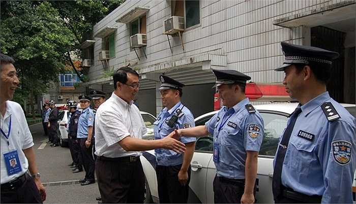 Tới thăm và động viên những cảnh sát tham gia phong trào ‘đả hắc’ – tiêu diệt xã hội đen do Bạc Hy Lai và Vương Lập Quân khởi xướng hôm 12/7/2009