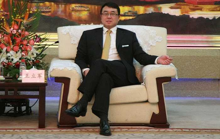 Vương Lập Quân khi nhận chức Phó Thị trưởng thành phố Trùng Khánh với 100% phiếu ủng hộ hôm 13/12/2011