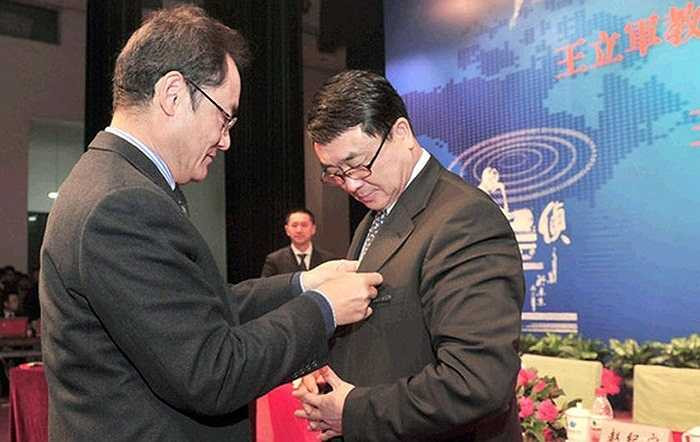 Ngày 4/12/2011, Giám đốc công an Trùng Khánh, Vương Lập Quân được Đại học Bưu điện Bắc Kinh phong hàm giáo sư