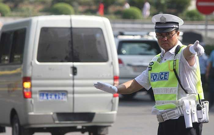 Vương Lập Quân tham gia điều khiển giao thông vào giờ cao điểm trên đường phố hôm 18/8/2010