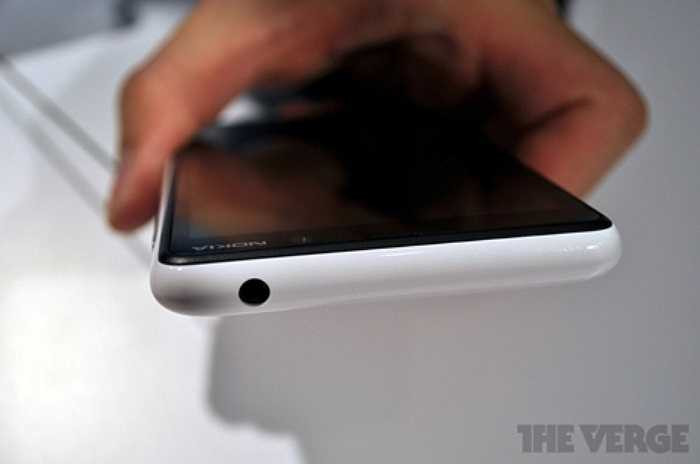 Máy có thiết kế nguyên khối với góc bo tròn mềm mại.