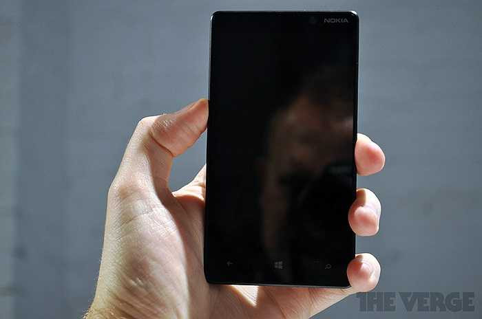 Màn hình: 4,3 inch ClearBlack OLED WVGA 800x480, cảm ứng Super Sensitive, công nghệ Nokia ClearBlack với chế độ sáng cao và những cải thiện khả năng đọc ngoài nắng