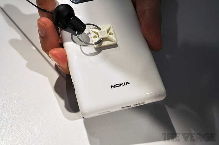 Camera chính: Tự động lấy nét 8MP với thấu kính Carl Zeiss, đèn flash LED ké, quay video 1080p HD đầy đủ ở 30 khung hình/giây Camera phụ: VGA Bộ nhớ RAM: 1GB Bộ nhớ trong: 8GB với hỗ trợ thẻ nhớ microSD 