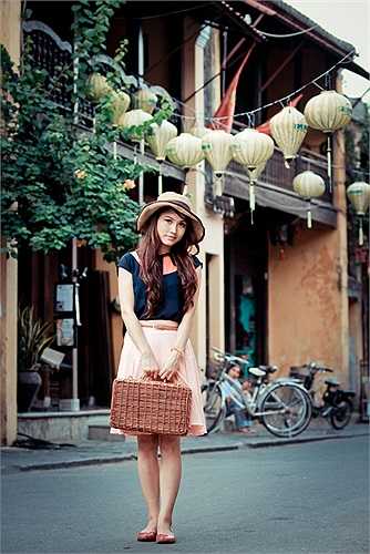 Vẻ đẹp dịu dàng tỏa sáng bên khung cảnh cổ kính của phố cổ Hội An