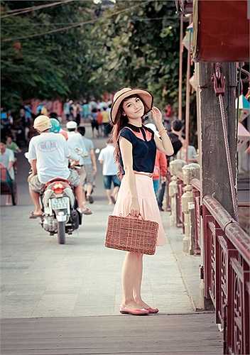 Nhiếp ảnh gia nổi tiếng Lý Võ Phú Hưng từng nhận xét, từng nét trên khuôn mặt Tố Mỹ đều rất đẹp.