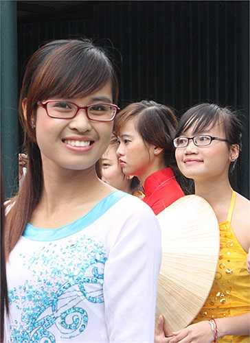 Tươi tắn trước ống kính phóng viên