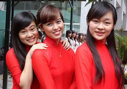 Được tham gia đóng góp vào buổi lễ quan trọng nhất năm là niềm vui của nhiều nữ sinh Ngoại thương