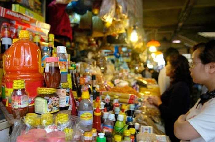 Trên thị trường, tương ớt 3 không vẫn được bày bán công khai tại các chợ, cửa hàng.