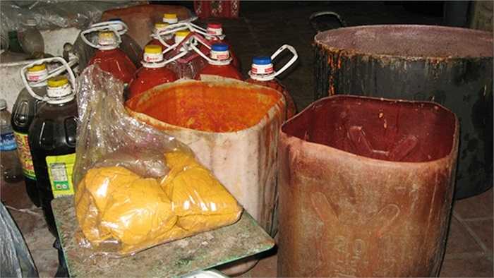 Để tăng độ đỏ, đẹp cho sản phẩm, ngoài chất bảo quản, cứ 50 lít tương ớt cho thêm 4 thìa Rhodamine B - chất gây ung thư, và 5 thìa bột màu vàng (chưa xác định). 