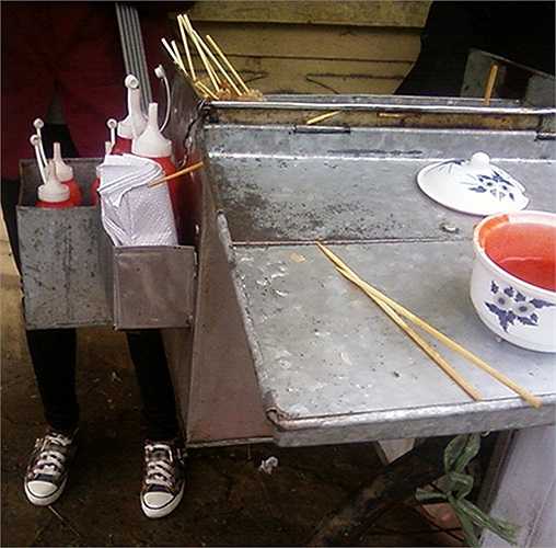 Tại các quán ăn, từ sang trọng đến vỉa hè, không khó để nhìn thấy những hũ tương ớt không nhãn mác. Theo chủ các quán ăn, họ thường mua tương ớt theo can 5 lít. Mỗi lần sử dụng, tương ớt được đổ ra chia nhỏ vào từng chai, hũ nhỏ cho dễ sử dụng.