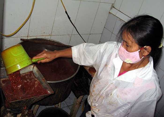 Nhà bếp chế biến tương ớt giá rẻ, không đảm bảo chất lượng.