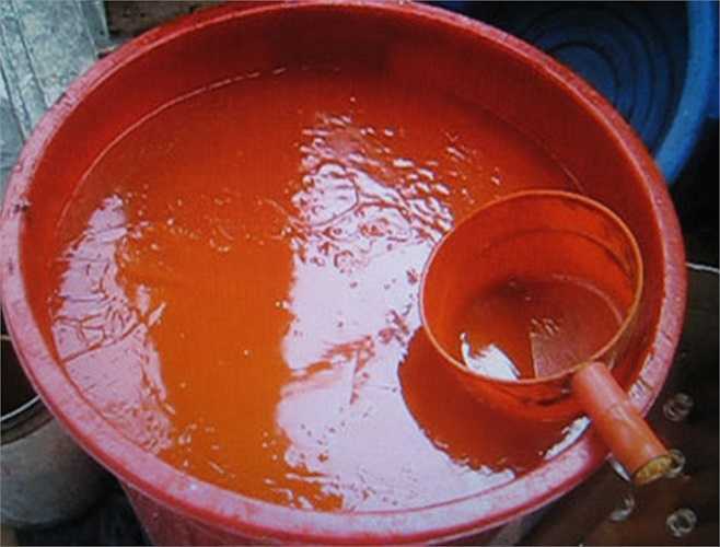 Vì sao người ta có thể sản xuất được các loại tương ớt giá “bèo” như vậy trong khi nếu theo đúng thành phần mà cơ sở này ghi trên nhãn mác (ớt 30%) thì riêng tiền ớt cũng đã hơn 50% giá vốn, chưa kể nhiều chất khác và chi phí vận chuyển,