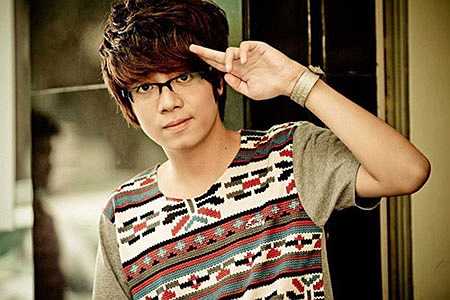 Bùi Anh Tuấn là một trong số thí sinh phong cách nhất The Voice với vẻ điển trai thư sinh và cặp kính cận Nobita hơi ngố rất bắt mắt.