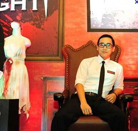 Hứa Vĩ Văn trông như hotboy với cặp kính cận trẻ trung.