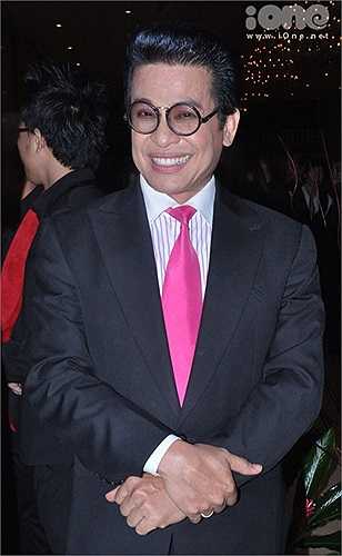 MC Thanh Bạch diện cà-vạt hồng và đeo kính Nobita.