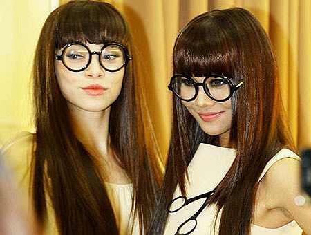 Hồ Ngọc Hà và Thanh Hằng cùng đeo cặp kính tròn của nhân vật Nobita khi trình diễn trong màn thời trang tóc của nhà tạo mẫu Cường Hoàn Lệ