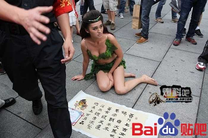 Cô gái ăn mặc sexy tự cho mình là Nữ Oa giáng trần