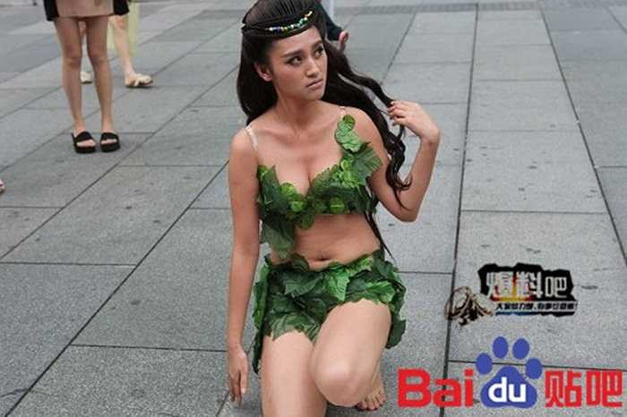 Tự tin tạo dáng trên phố