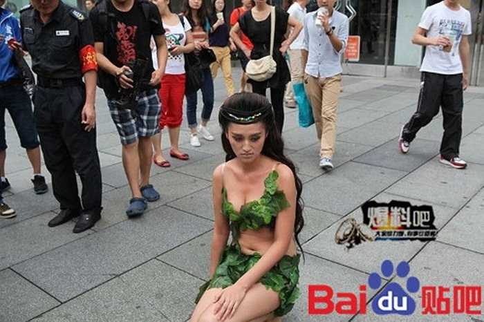 Cô gái xuất hiện trong trang phục 2 mảnh khiến người qua đường sững sờ