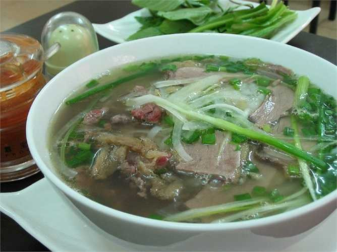 Phở Hà Nội - Đơn vị sở hữu: Thành phố Hà Nội. Ở Hà Nội, phở là một món ăn đặc biệt của người Hà Nội không biết đã có từ bao giờ. Phở được dùng riêng như là một món quà sáng hoặc trưa và tối, không ăn cùng các món ăn khác.