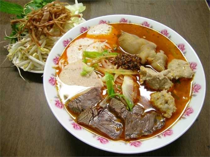 Bún bò Huế – Đơn vị sở hữu: Thành phố Huế. Theo nhiều vị cao niên gốc Huế, 'linh hồn' của bún bò Huế nằm ở nước bún. Nước bún được nấu thành từ việc hầm xương heo, xương bò cùng một số loại cây, củ. 