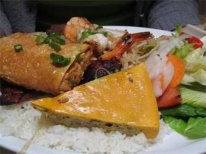 Cơm tấm Sài Gòn - Đơn vị sở hữu: Thành phố Hồ Chí Minh - Với cơm tấm, mọi sức sáng tạo nằm gọn trong chén nước mắm chấm kèm. Nước mắm ngon là nắm phần thắng chắc đến 70% trở lên. Bát nước mắm ăn cơm tấm mà loãng toẹt là bị tẩy chay ngay...