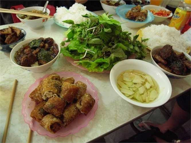 Bún chả Hà Nội - Đơn vị sở hữu: Thành phố Hà Nội - Ngay tại Hà nội, các cửa hàng Bún chả ở dốc Hàng Than, phố Hàng Bông, phố Hàng Mành, phố Cầu đất, đường Quan Thánh và cả dãy hàng bún chả trong chợ Đồng Xuân nữa. 