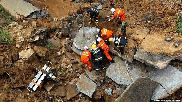 Nhân viên cứu hộ làm việc tại một khu vực bị sạt đất sau mưa lớn tại Trịnh Châu, Trung Quốc