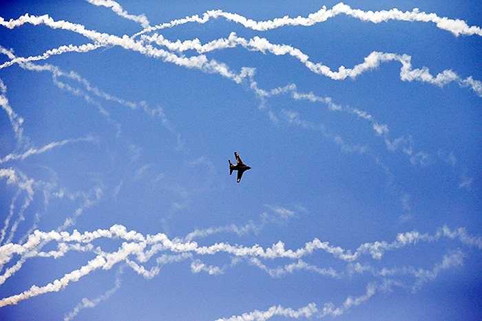 Chiếc máy bay đang thể hiện màn nhào lộn của mình tại triển lãm hàng không tại Belgrade, Serbia