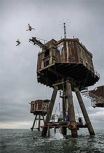 Những người đàn ông nhảy từ pháo đài cao 18m từ thời Thế chiến II xuống nước tại cửa sông Thames, Anh