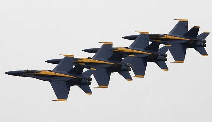 Bốn chiếc máy bay của lực lượng hải quân viễn dương của Mỹ khoe tài nhào lộn, xếp đội hình 