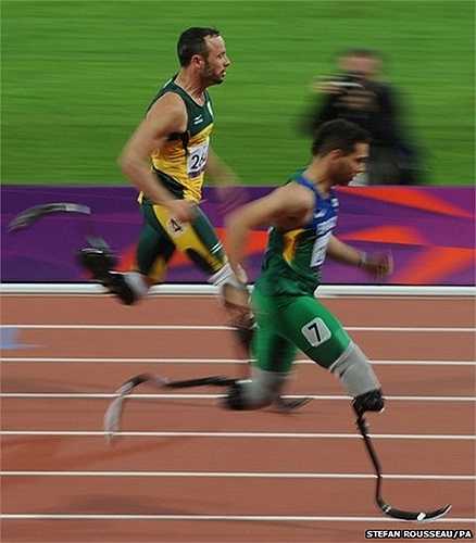 VĐV Brazil Alan Oliveira (chạy trước) trong nội dung chạy 200m nam tại Paralympic London