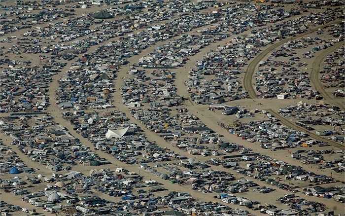 Khung cảnh nhìn từ trên không từ lều và xe của những du khách đến tham dự lễ hội âm nhạc, nghệ thuật Burning Man ở Navada, Mỹ