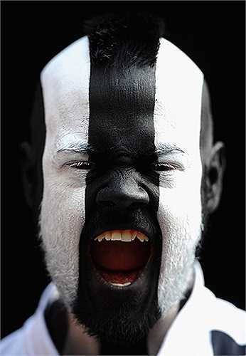 Một fan hâm mộ của Newcastle cho thấy sự ủng hộ của mình đối với đội bóng yêu thích bằng những nét vẽ trên mặt