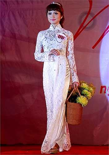 Duyên dáng trong tà áo dài truyền thống của dân tộc