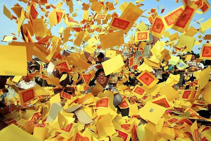 Người Indonesia gốc Trung Quốc đốt tiền vàng trong ngày lễ cô hồn trên đảo Sumatra.