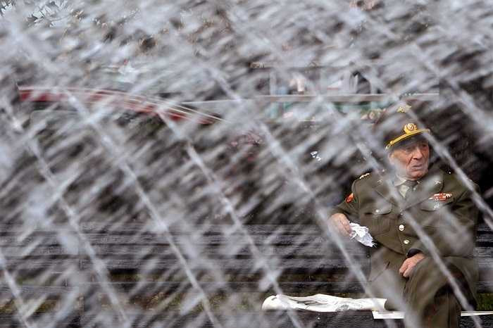 Người quân nhân già ngồi nghỉ bên đài phun nước ở trung tâm thủ đô Matxcova, Nga.