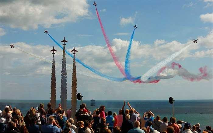 Đội bay 'Những mũi tên đỏ' trình diễn mở màn Lễ hội Hàng không Bournemouth ở hạt Dorset, miền tây nam nước Anh. 