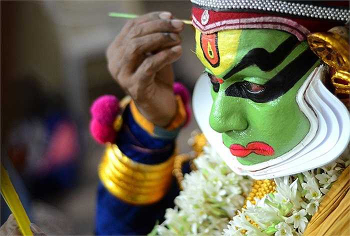 Vũ công người Ấn Độ hóa trang trước buổi diễn kịch ở Chennai.