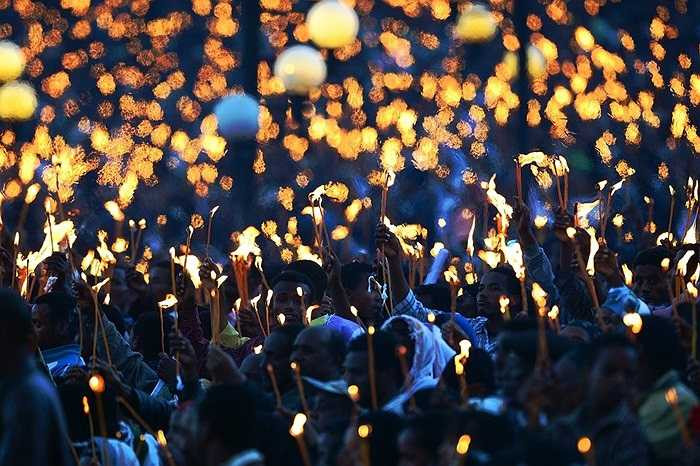 Người dân làng Addis Ababa (Ethiopia) cùng đốt nến tưởng niệm sự ra đi của Thủ tướng Meles Zenawi.