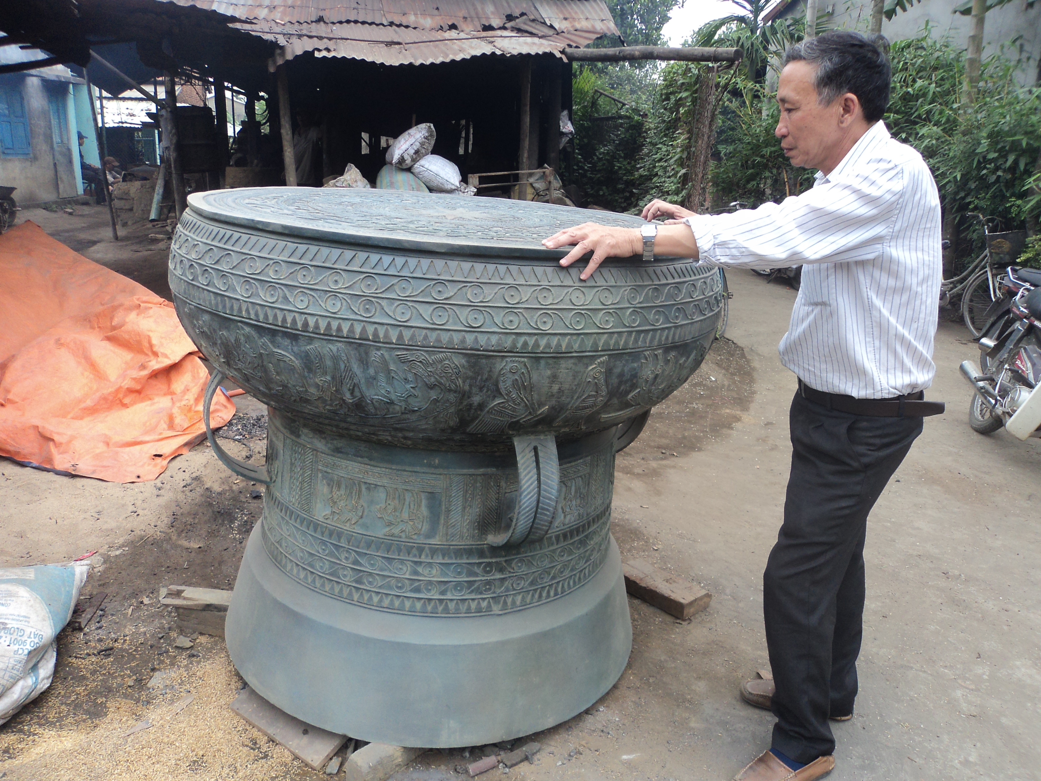 Một trong hai chiếc trống đồng khủng vừa được các nghệ nhân đúc đồng ở Quảng Nam chế tác thành công.