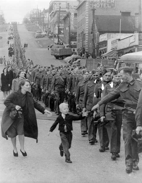 Đợi con với, cha yêu! (Wait for me, Daddy!) Đợi con với, cha yêu! (Wait for me, Daddy!)