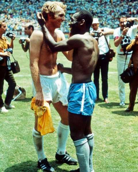 Hình ảnh Pele và Bobby Moore thân thiết với nhau mang thông điệp về sự chung sống hoà bình giữa các sắc tộc trên thế giới. Hình ảnh Pele và Bobby Moore thân thiết với nhau mang thông điệp về sự chung sống hoà bình giữa các sắc tộc trên thế giới.