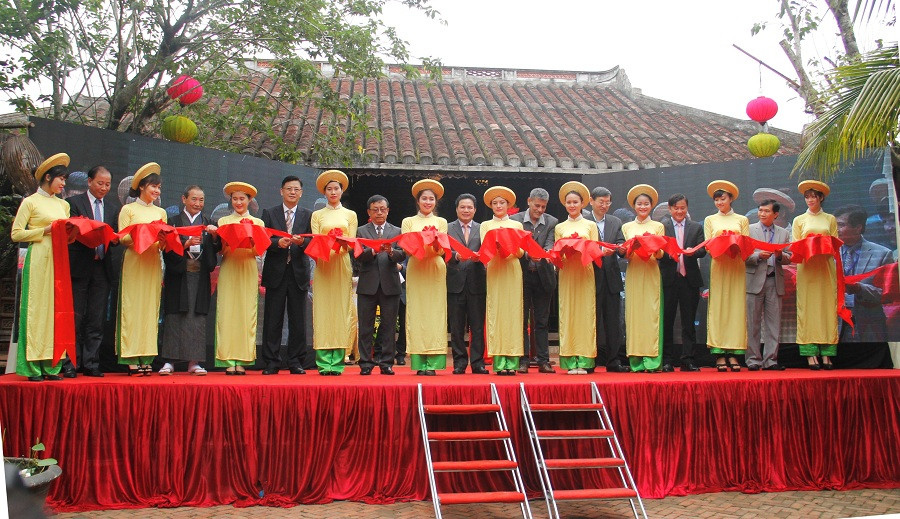 1.Với chủ đề “Đưa tơ lụa trở lại đời sống hiện đại”, Festival sẽ diễn ra nhiều hoạt động phong phú do các nghệ nhân nổi tiếng nhất của làng nghề trình diễn. Trong đó, nhiều hoạt động văn hóa được phục dựng như: Lễ hội dâng hương Bà Chúa tơ tằm xứ Quảng; Giới thiệu và trình diễn kỹ thuật dệt truyền thống của các làng nghề Tân Châu với sản phẩm Mỹ Á một thời nổi tiếng; Kỹ thuật dệt hoa văn cổ đám cưới của người Chăm.