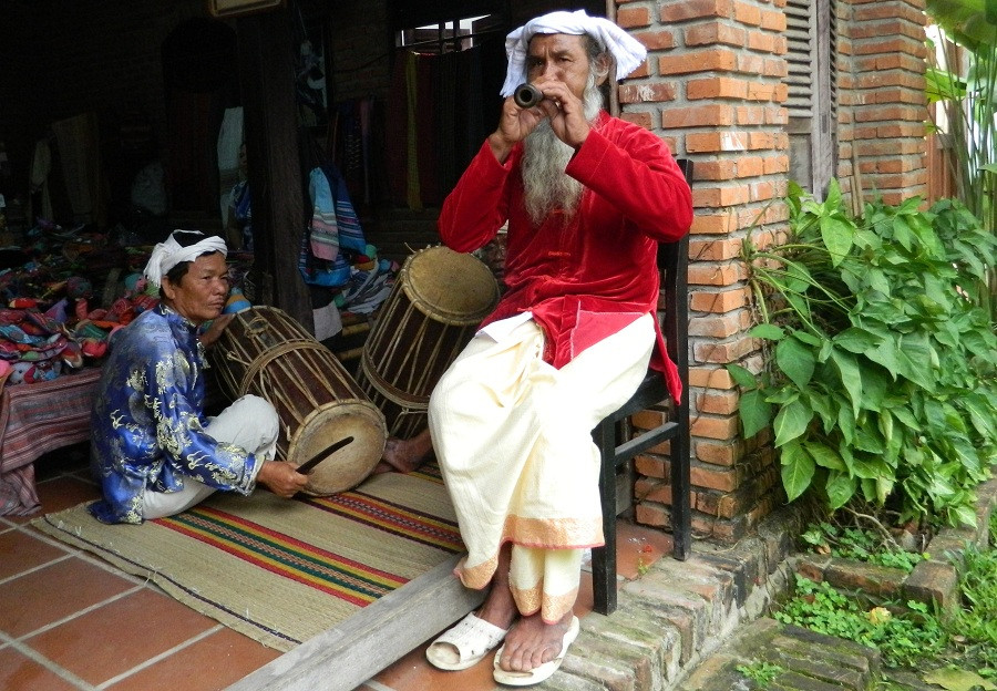 Không chỉ vậy, Festival còn trưng bày, triển lãm nhiều sản phẩm lụa của các nước như Thái Lan, Campuchia, Lào,Ấn Độ, Trung Quốc, Myanmar