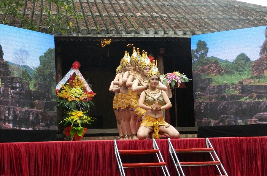 Tối 28/3, một chương trình trình diễn thời trang với sự góp mặt của các nhà thiết kế trẻ thành công nổi bật trong làng thời trang Việt Nam và thế giới sẽ mang đến cho du khách “một cuộc chơi thổ cẩm và lụa tơ tằm” mãn nhãn.