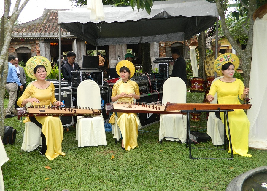 1. Năm 2015, Làng lụa Hội An đã đón gần 100.000 lượt khách trong nước và quốc tế đến tham quan và tận hưởng văn hóa dệt lụa, ẩm thực. Lễ hội này còn là điểm nhấn quan trọng và ý nghĩa trong chuỗi sự kiện nhằm chào mừng kỷ niệm 41 năm Giải phóng thành phố Hội An (Quảng Nam).